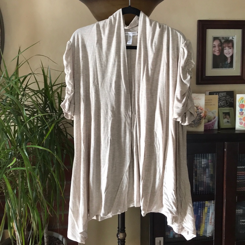 Lightweight cardigan w/ gathered sleeve
